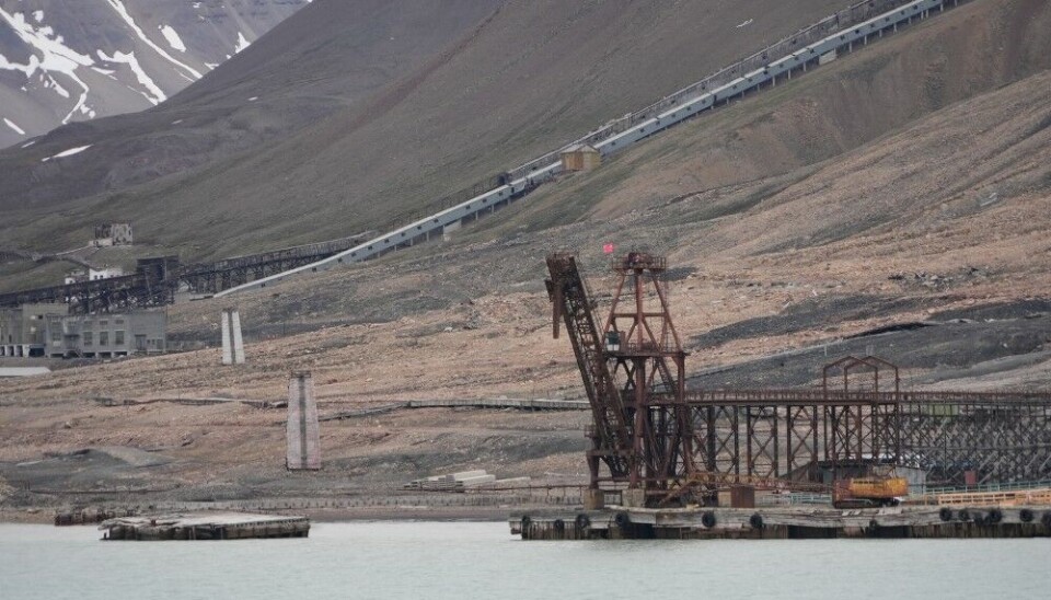 The Soviet flag has replaced the Norwegian at top in the coal loading crane at the harbor in Pyramiden. Russia’s tricolor is still there to the right, however less visible than the U.S.S.R. flag. Photo: Thomas Nilsen
